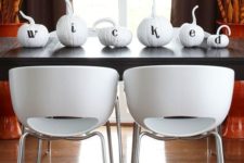 09 a minimalist pumpkin display in black and white instead of a usual table centerpiece is a cool idea