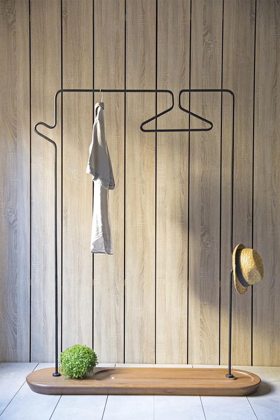 such an airy clothes hanger is ideal, it can accommodate a lot of things and looks very stylish