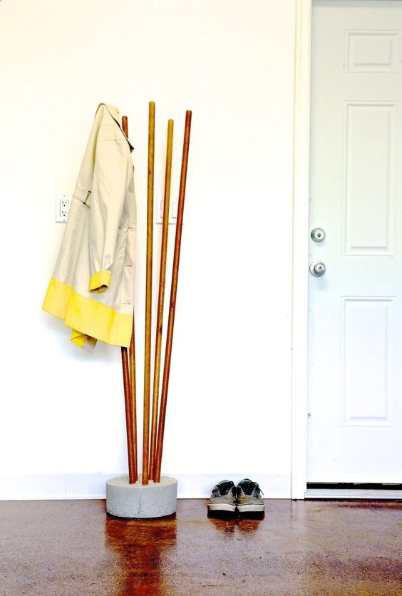 bring a touch of industrial style to your home with such a coat rack of concrete and copper