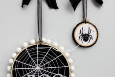 25 modern Halloween hoop art with spiderweb and a spider, pompoms and large bows