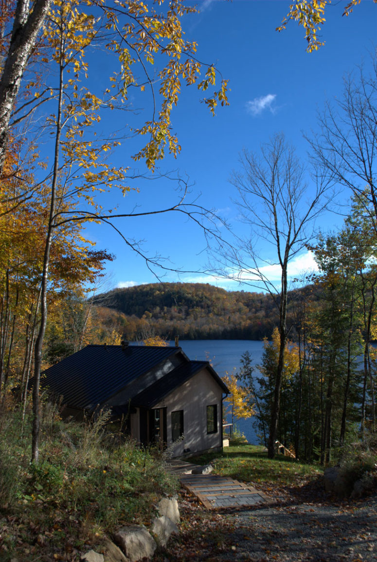 Minimalist Light-Filled Lake Cabin In Quebec