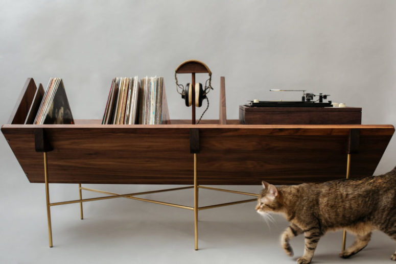 The Open 45 Credenza has a modular setup that allows to personalize the piece as you want