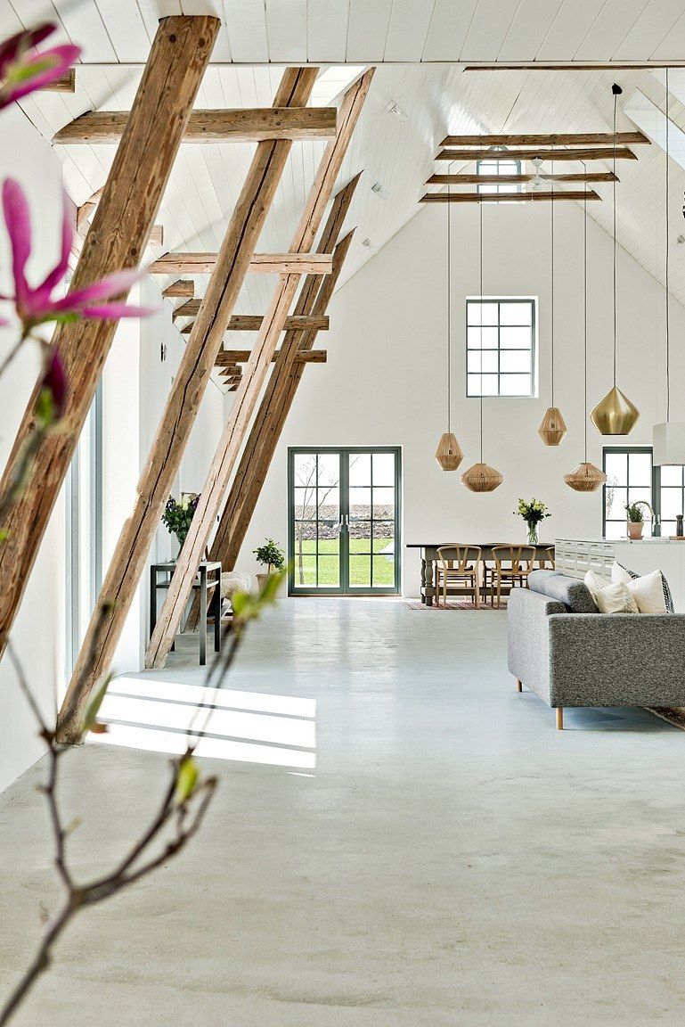 The high ceilings are highlighted with catchy pendant lamps and wooden beams