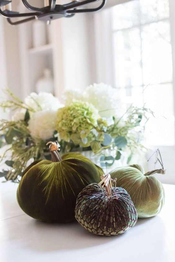 a simple centerpiece made of green velvet and sequin fabric is amazing for any kind of fall party or a Thanksiving one