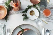 03 copper chargers, a lamp and somple plates mixed with gold are a great idea for a modern Thanksgiving table setting