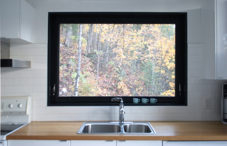 Even a traditional backsplash is substituted with a large window that allows views and light