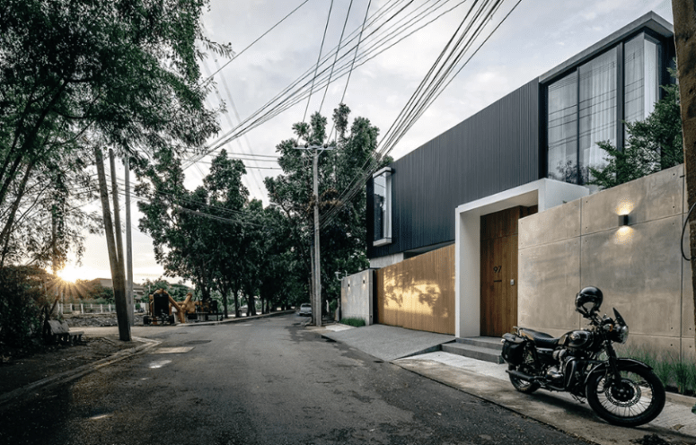 Black aluminum screens cover the whole house to keep privacy, especially from the street