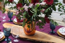 08 go for a fuchsia tablecloth and napkins, bright blooms and gilded cutlery for Thanksgiving and enjoy the color