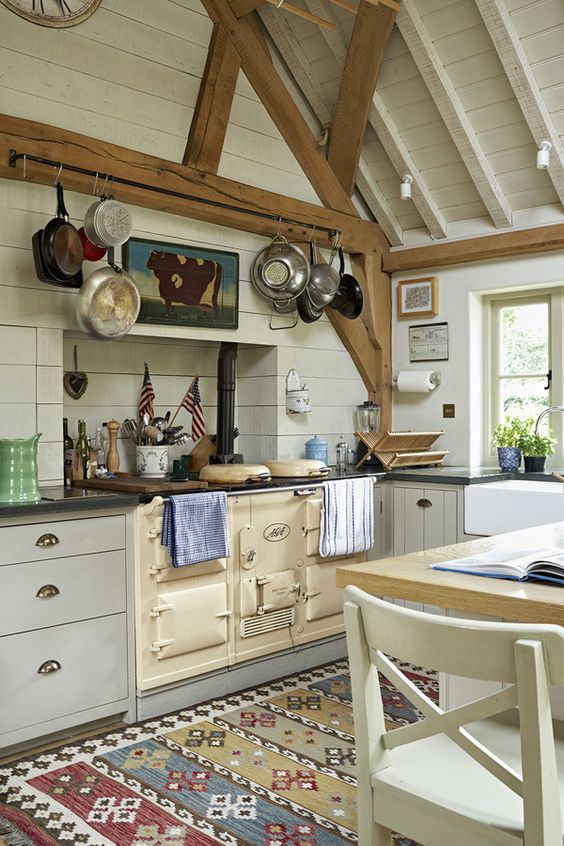 wooden beams are another feature you should expose, they are sure to highlight the atmosphere and make the space cozier