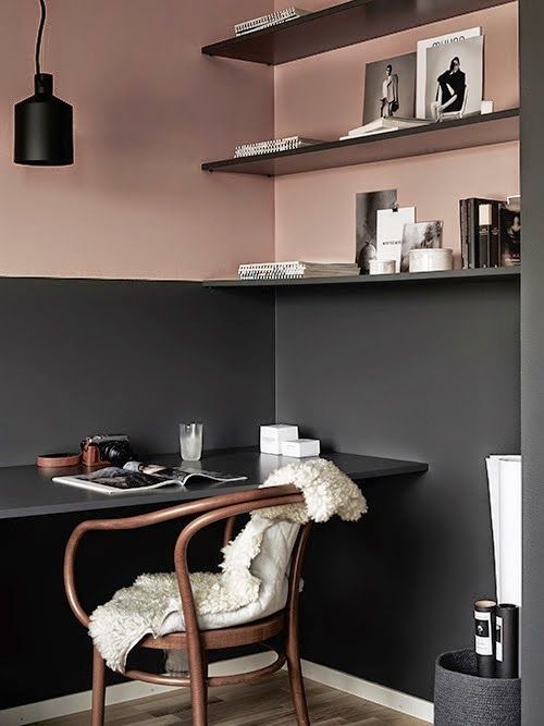highlight your integrated home office with a color block effect, here it's black and dusty pink