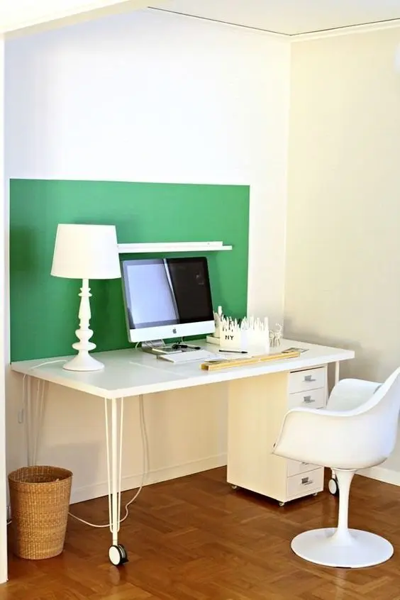 an emerald color block touch for a home office in a creamy space for a bright look