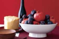 22 a simple bowl centerpiece with pomegranates and plums is a great last-minute idea for Thanksgiving