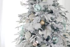 03 a flocked Christmas tree with faux fur, mint, silver and other metallic ornaments for a storng winter feel