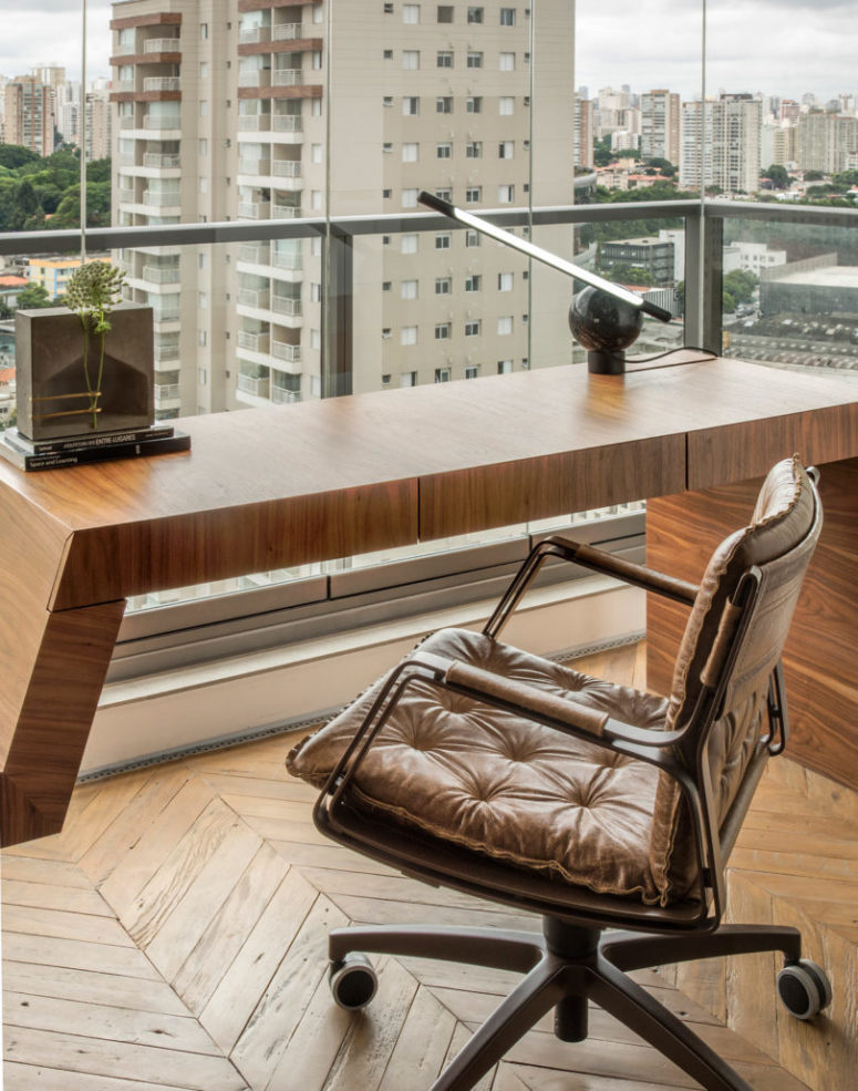 The desk allows enjoying the views too thanks to its location