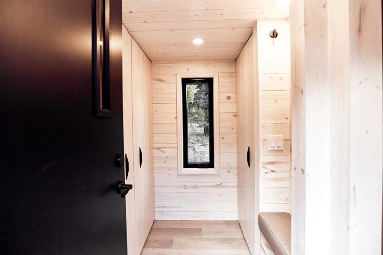 The dwelling features even a small mudroom clad with light-colored pine and with some storage items and a bench