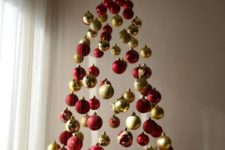 04 a chic Christmas tree of red and gold glitter, shiny and matte ornaments and lights above it