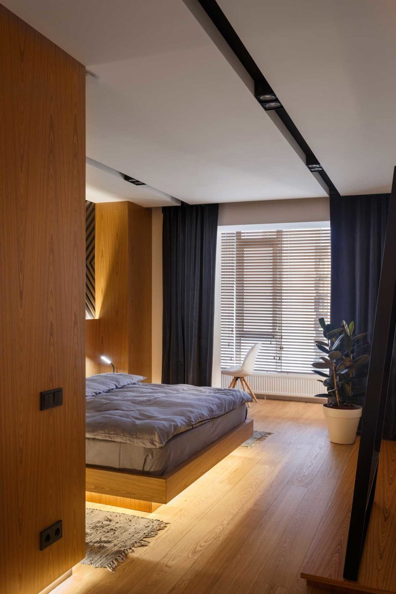 The privacy is achieved with shutters, yet the space can be filled with light through the window