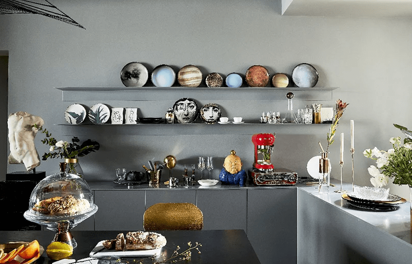 The kitchen is also an art filled space, an open shelving unit shows off gorgeous ceramics