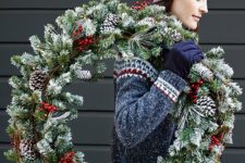 25 a snowy evergreen wreath with snowy pinecones and fake berries feels very holiday-like and can be easily DIYed