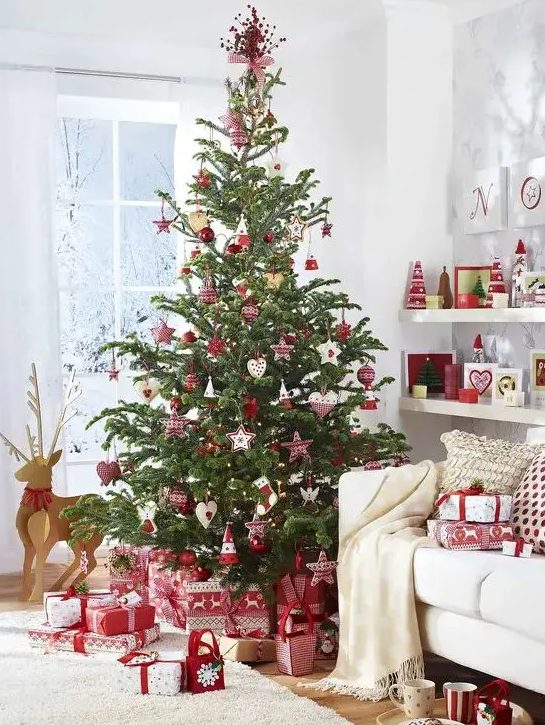 Scandinavian-inspired red and white Christmas tree decor is amazing, add red and white gift boxes under the tree