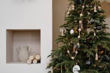a Scandinavian Christmas tree with lights, wooden beads, ornaments of clay and not only is a stylish and cozy idea