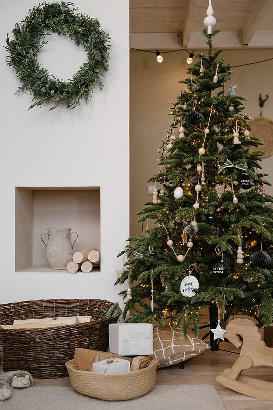 a Scandinavian Christmas tree with lights, wooden beads, ornaments of clay and not only is a stylish and cozy idea