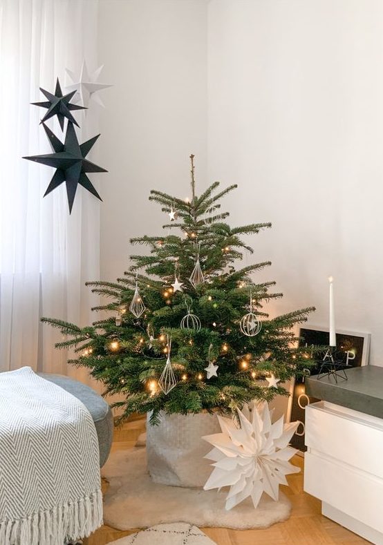a minimalist and Scandinavian Christmas tree with lights, stars and himmeli ornaments is a lovely idea