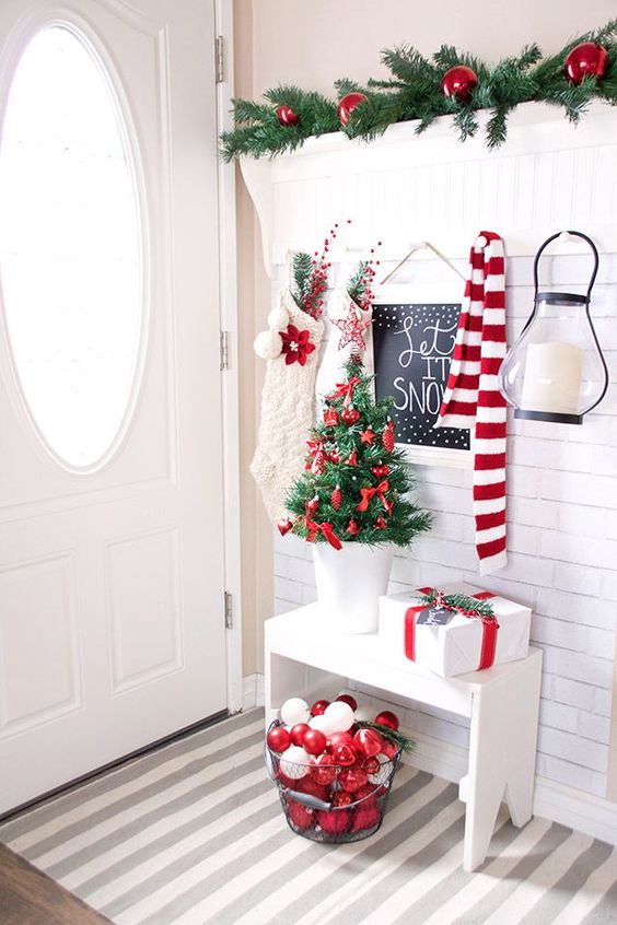 a cozy neutral entryway with touches of red and white integrated looks very harmonious and natural