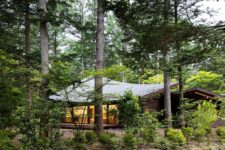 05 The house is located in the middle of a forest, which makes privacy not a matter of concern, and extensive glazings are welcome to enjoy the views