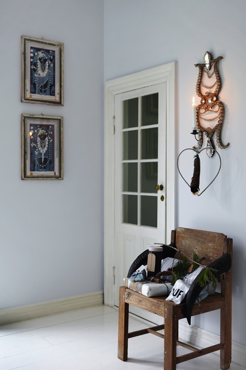 Stacks of gifts can be seen in various rooms, they create a dreamy mood and a Christmassy feel