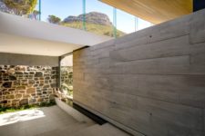 06 The clerestory windows which frame the upper floor allow natural light and views of the sky and the nearby mountains inside the house
