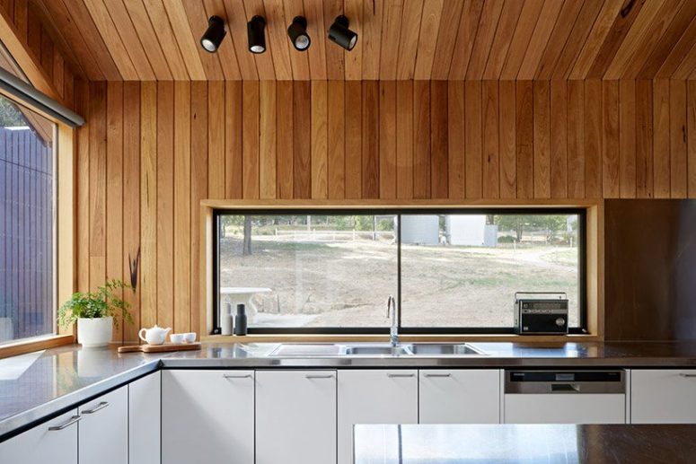 There are windows instead of backsplashes that let much light in and allow enjoying the views while cooking