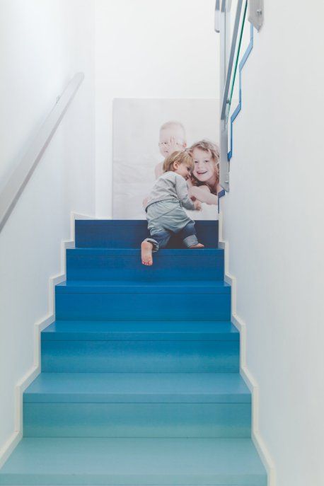 a bold ombre staircase from navy to light blue is a gorgeous and simple way to introduce some color