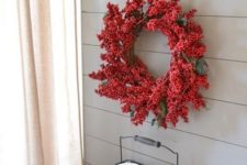 red wreath is a great addition to a bathroom’s chrismas wall decor