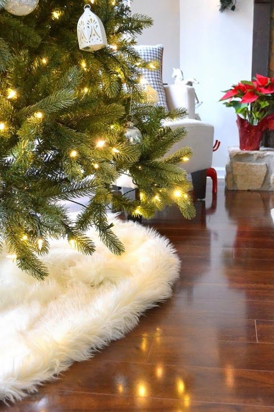 cover the base of your Christmas tree with faux fur, too