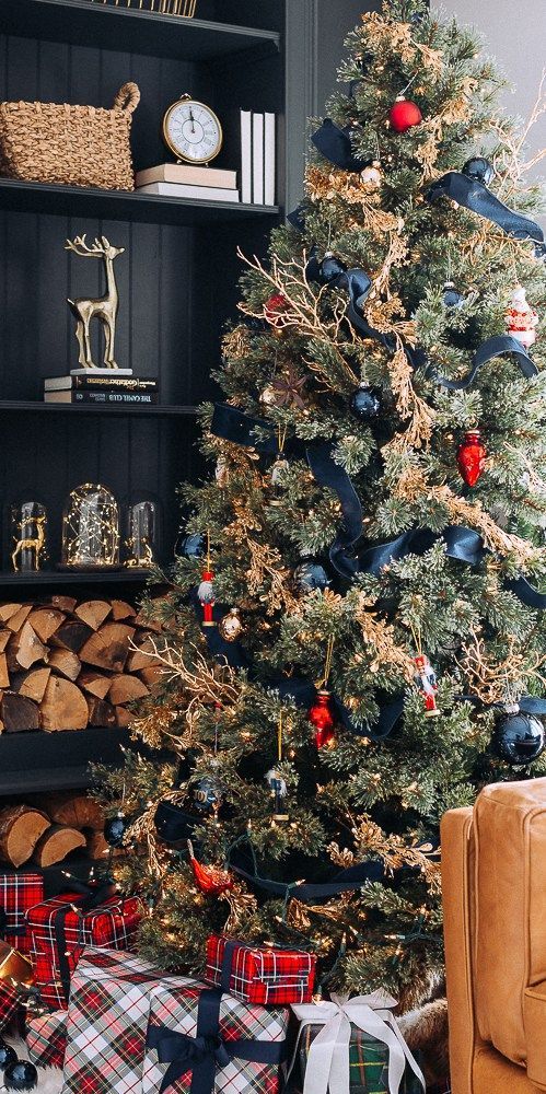 interesting Christmas tree decor with metallic touches