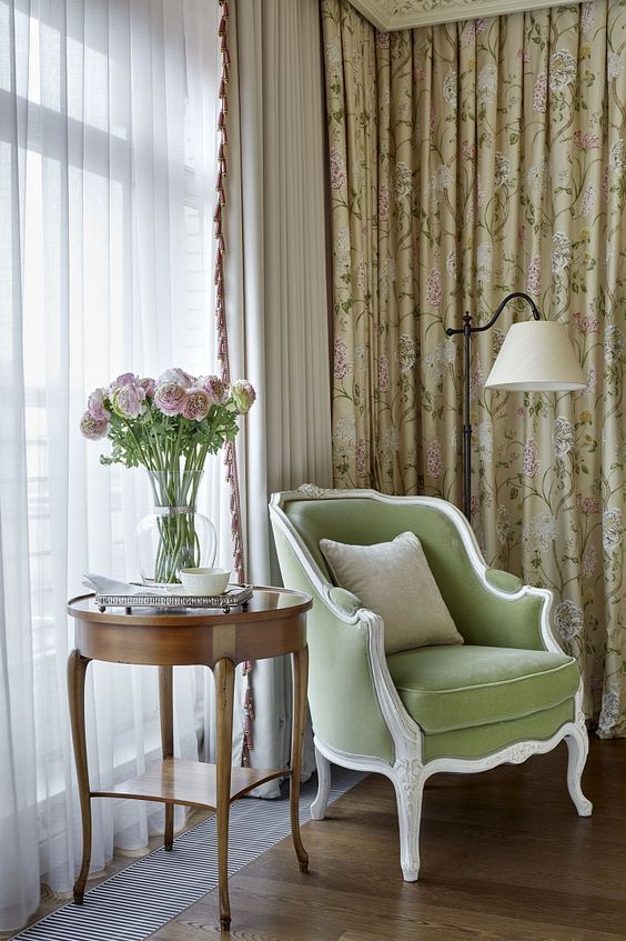 luxurious and chic drapes like these ones add to the living room decor and make it more refined