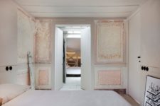 05 The bedroom is done in all neutrals, there’s a large bed and some original frescoes that make a statement