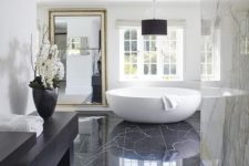 12 black marble tiles on the floor bring luxury and chic, and white marble tiles on the walls just add to it