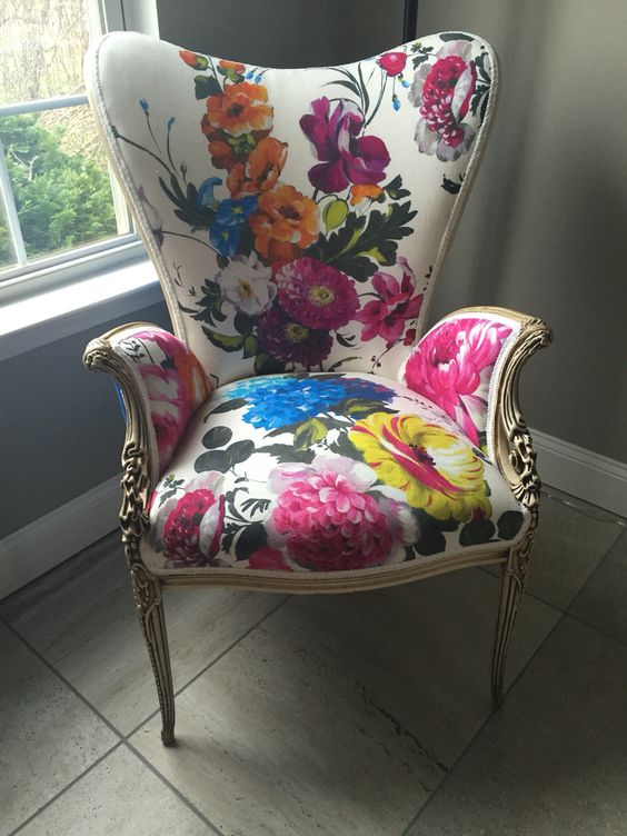 a bold floral upholstery chair with vintage design is a gorgeous idea for sprucing up the space
