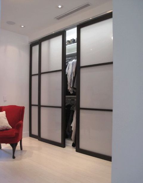 sliding doors with black framing and frosted glass is a stylish and very modern idea to try