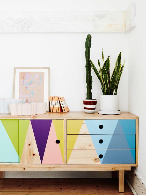 make a basic sideboard with touches of bright colors and it will personalize your home