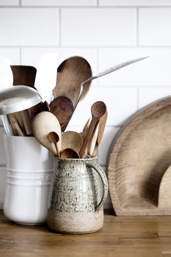various kinds of kitchen utensils are important for an airbnb, so your guests could cook comfortably