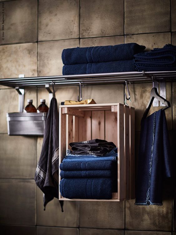 a suspended Knagglig box in the bathroom for storing towels is a simple craft