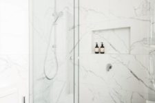 24 beautiful white marble tiles on the walls and black matte tiles on the floor create a stylish and timeless combo