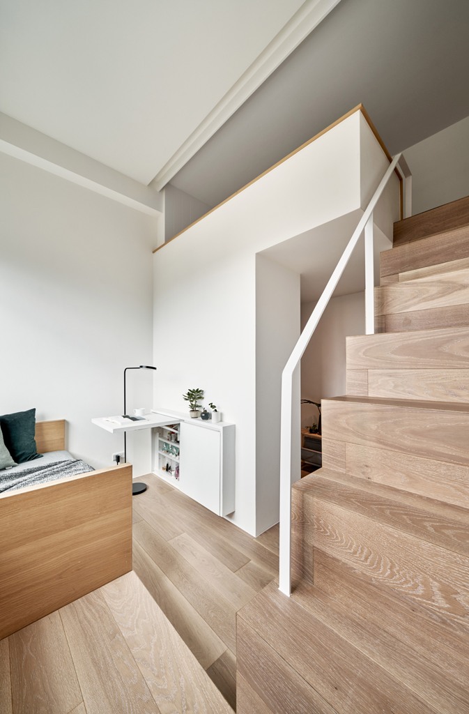 The designers used the high ceiling - 3.4 meters to create two levels in the flat