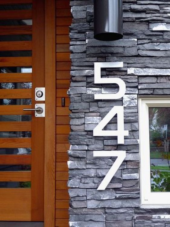 modern large numbers attached right to the wall next to the front door is a simple and stylish solution
