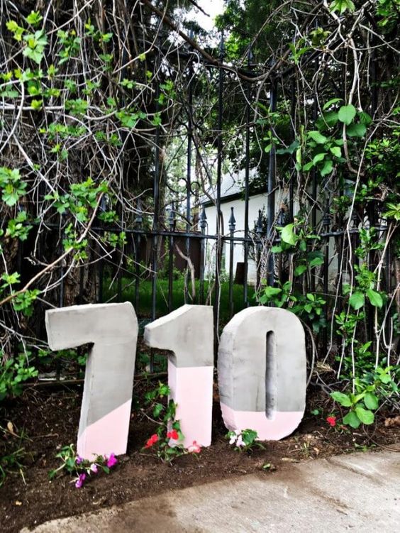 Oversized concrete house numbers with color blocking is a hot and ultra minimalist idea for a modenr home, place them on the lawn or somewhere in front of your home