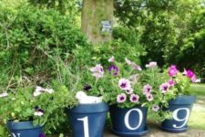 05 what an easy DIY – several pots with house numbers and greenery and blooms in them