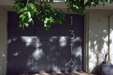 09 house numbers placed on the gate is a cool and bold idea that attracts attention